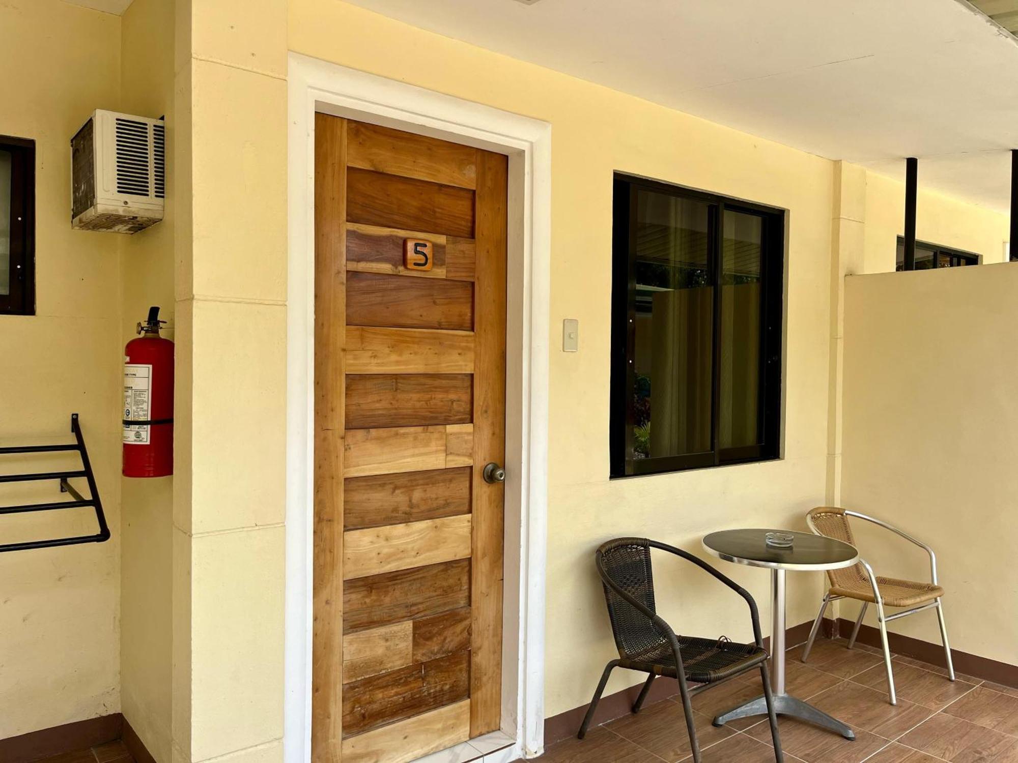 Midnite Inn Panglao Exterior foto